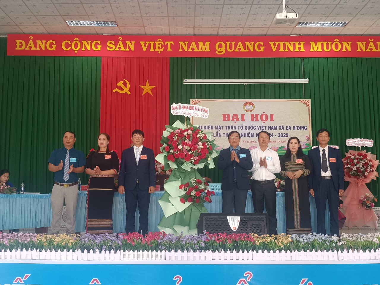 Hoa dang uy chuc mung DH MTTQ